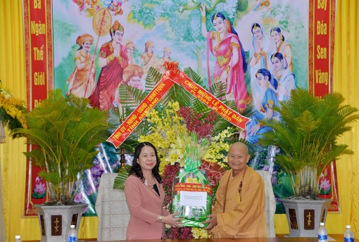 Bí thư Tỉnh ủy Võ Thị Ánh Xuân thăm, chúc mừng Đại lễ Phật đản