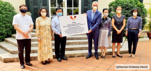 Trao tặng nước Đức 80.000 khẩu trang chất lượng cao