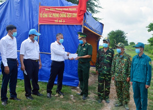 Thăm các chốt phòng, chống dịch Covid-19 trên tuyến biên giới TP. Châu Đốc