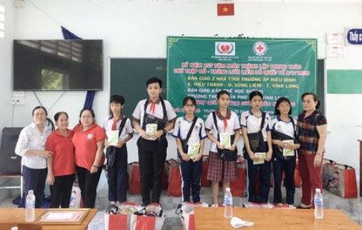 Vĩnh Long: Hỗ trợ bàn ghế cho Trường THCS Trần Phú