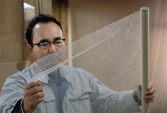 Nhật tạo ra giấy mỏng nhất thế giới nhưng không viết được, giấy đó làm gì?
