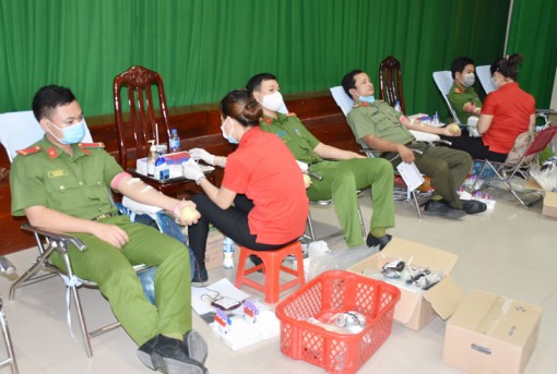 Công an Bến Tre hiến máu tình nguyện đợt 2