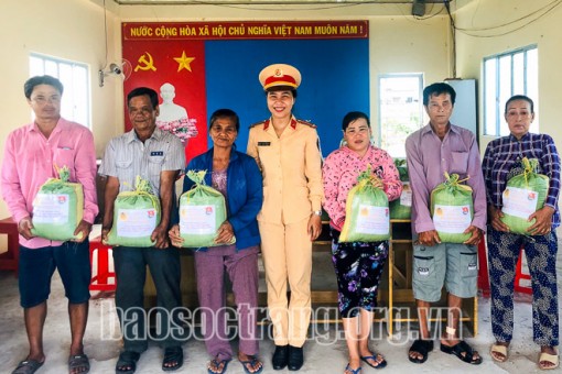 Sóc Trăng: Tặng 1 tấn gạo cho hộ nghèo, gia đình chính sách