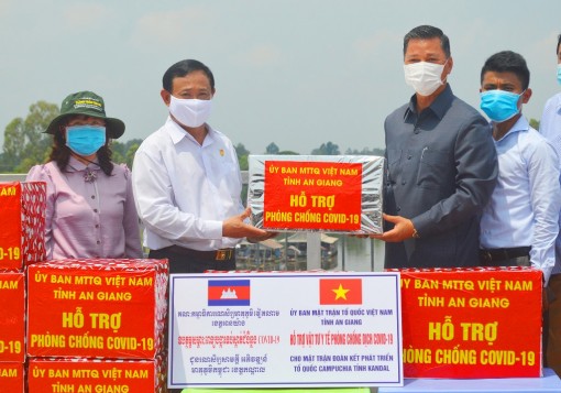 Tặng vật tư y tế hỗ trợ tỉnh Takeo và Kandal phòng, chống dịch Covid-19
