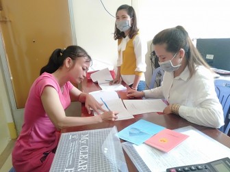 1.123 người dân xã Khánh Hòa được nhận tiền hỗ trợ khó khăn do đại dịch Covid-19