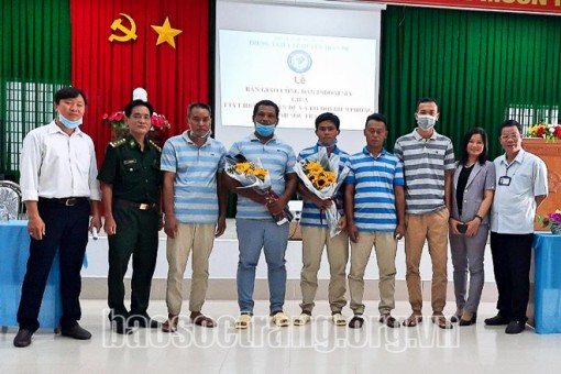 Bàn giao 5 thuyền viên nước ngoài gặp nạn trên vùng biển Sóc Trăng