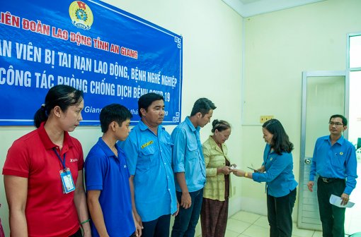 Liên đoàn Lao động tỉnh An Giang thăm, tặng quà, khen thưởng công tác phòng, chống dịch bệnh Covid- 19