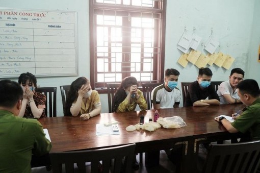 Sau tiệc ma túy, 3 kiều nữ rủ bạn trai về căn hộ mở động lắc