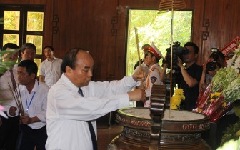 Thủ tướng Nguyễn Xuân Phúc dâng hương tưởng niệm Chủ tịch Hồ Chí Minh