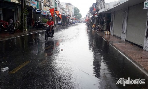 TP. Mỹ Tho xuất hiện cơn mưa "vàng" giải nhiệt