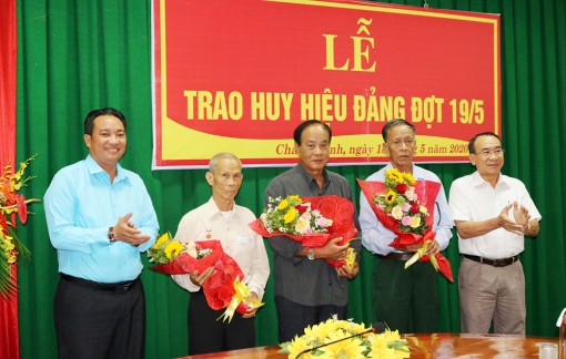 Huyện ủy Châu Thành trao huy hiệu Đảng đợt 19 – 5