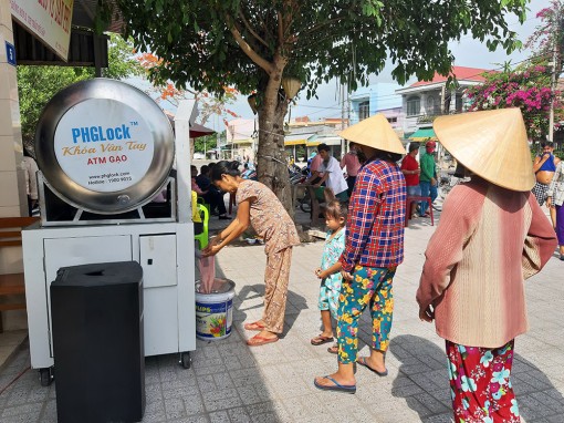 Thị trấn Núi Sập khai trương “ATM gạo”