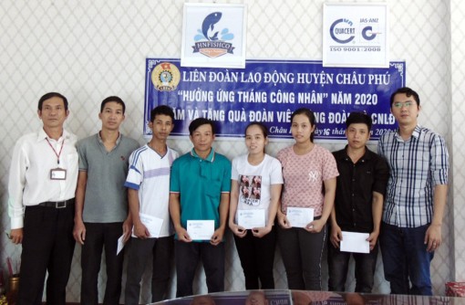 Thêm những phần quà tặng công đoàn viên và công nhân lao động