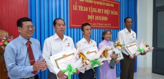 Châu Phú trao huy hiệu Đảng cho 12 đảng viên cao niên tuổi Đảng