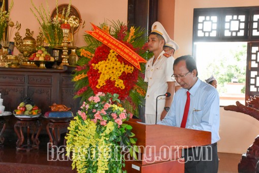 Dâng hương tại Đền thờ Bác