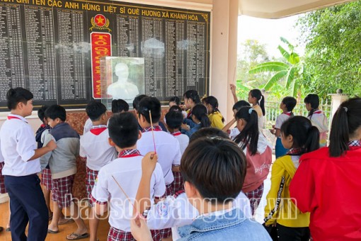 Sóc Trăng: 100 em học sinh cùng tham gia hành trình về địa chỉ đỏ