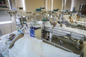 Số ca mắc COVID-19 lên gần 300.000, Nga chờ Mỹ hỗ trợ máy thở