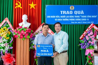 LĐLĐ huyện Thoại Sơn trao nhà Mái ấm Công đoàn, trợ cấp khó khăn cho đoàn viên và người lao động
