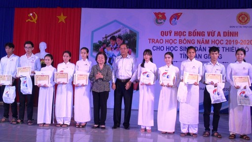 Trao học bổng Vừ A Dính cho học sinh dân tộc thiểu số ở TX. Tân Châu