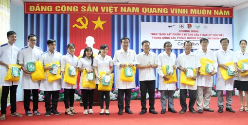 Trao tặng vật phẩm y tế cho các y, bác sĩ tiêu biểu trong công tác phòng, chống dịch bệnh Covid-19
