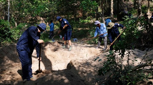 Đại tá Nguyễn Thúc Linh, Phó Chính ủy Bộ Chỉ huy Quân sự tỉnh An Giang thăm, tặng quà Đội K93