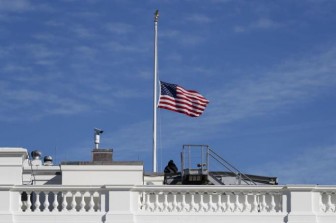 Mỹ treo cờ rủ tưởng nhớ gần 100.000 người chết vì COVID-19
