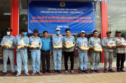 Trao quà cho công nhân khó khăn bị ảnh hưởng bởi Covid-19