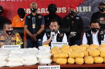 Cảnh sát Indonesia bắt giữ vụ vận chuyển 821kg ma túy đá
