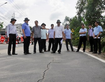 Chủ tịch UBND tỉnh An Giang Nguyễn Thanh Bình khảo sát  khu vực xuất hiện vết nứt trên QL.91, đoạn thuộc ấp Bình Tân, xã Bình Mỹ, Châu Phú