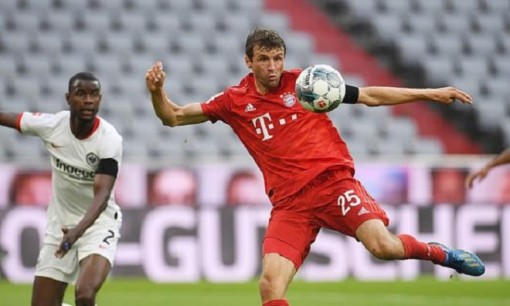 Đánh bại Frankfurt, Bayern giữ khoảng cách 4 điểm với Dortmund