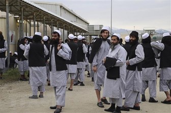 Afghanistan phóng thích 100 tù nhân Taliban đầu tiên sau ngừng bắn