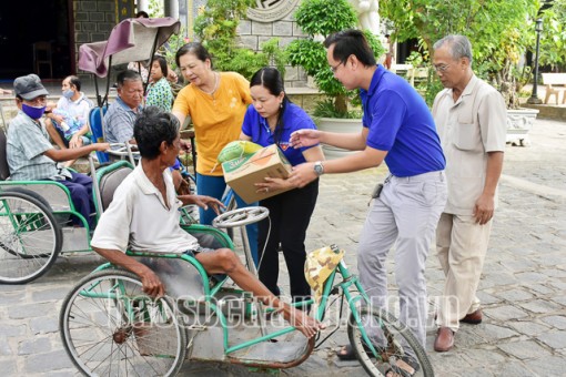 Trao tặng 50 phần quà cho người khuyết tật, nạn nhân chất độc dacam/dioxin tại TP. Sóc Trăng
