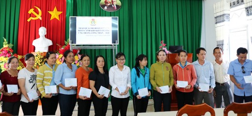 Liên đoàn Lao động huyện Châu Thành trao quà hỗ trợ 31 công đoàn viên khó khăn