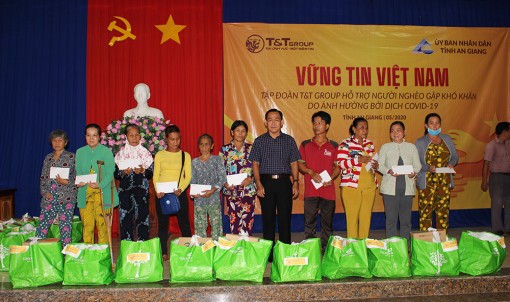 Tặng quà cho các hộ nghèo ở Thoại Sơn gặp khó khăn do ảnh hưởng dịch bệnh Covid-19