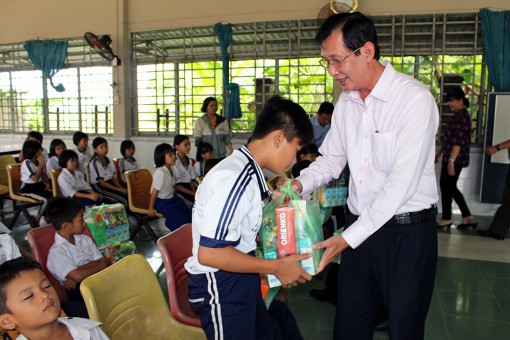 Phó Chủ tịch UBND tỉnh An Giang Lê Văn Phước thăm và tặng quà trẻ em tại Cơ sở Giáo dục tình thương Khai Trí