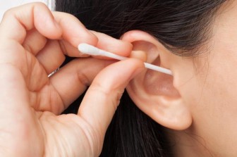 Lấy ráy tai ở quán cắt tóc, thói quen tưởng vô hại nhưng có thể gây nấm tai