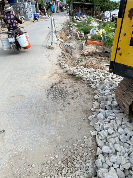 Sụp lún, sạt lở bờ sông dài gần 100m ở Kiến An