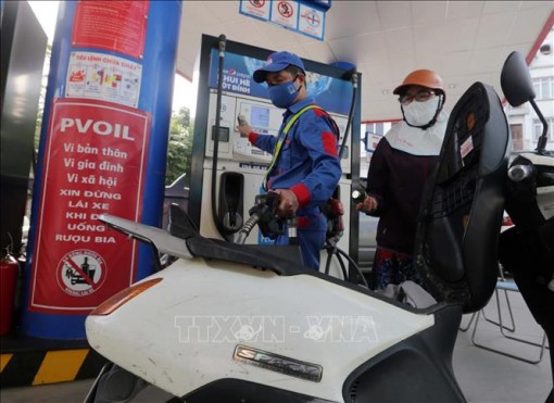 Xăng tăng gần 1.000 đồng/lít