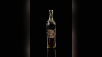 Chai rượu Cognac cổ lập kỷ lục đấu giá mới