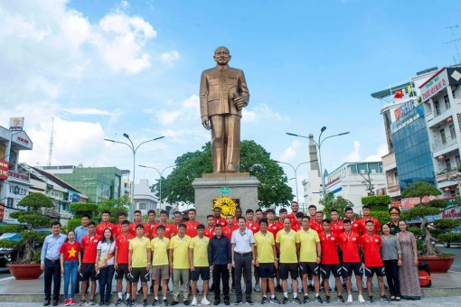 Quế Ngọc Hải, Tiến Dũng, Trọng Hoàng cùng các đồng đội viếng tượng đài Bác Tôn