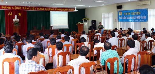 Liên đoàn Lao động An Giang tuyên truyền, phổ biến pháp luật cho công nhân lao động