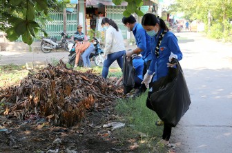 Huyện đoàn Phú Tân ra quân “Ngày chủ nhật xanh”