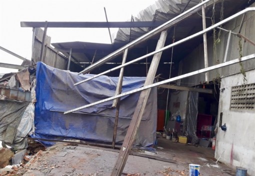 Cần Thơ: Mưa dông làm sập, tốc mái hàng trăm căn nhà, 1 người tử vong