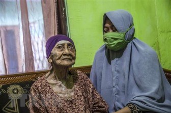 Cụ bà 100 tuổi tại Indonesia 'đánh bại' virus SARS-CoV-2