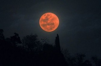 Sắp có nguyệt thực nửa tối, Mặt trăng chuyển sang màu đỏ