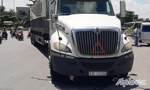 Tiền Giang: Va chạm với xe container, 1 người tử vong