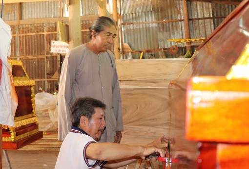 Hơn 30 năm đóng góp cho đời các việc thiện