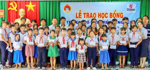 Cần Thơ: Trao 100 suất học bổng cho trẻ em nghèo, mồ côi
