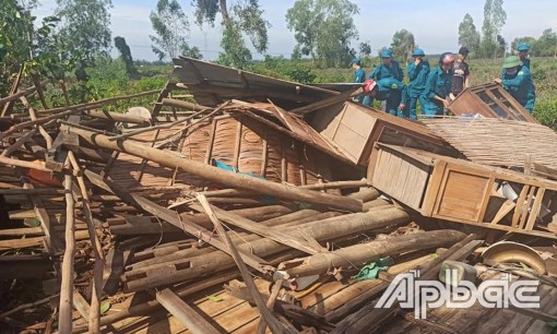 Tiền Giang: Lốc xoáy làm sập, tốc mái 42 căn nhà