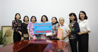 Hội Nữ doanh nhân tỉnh An Giang hỗ trợ 100 triệu đồng cho trẻ em gái vượt khó học giỏi